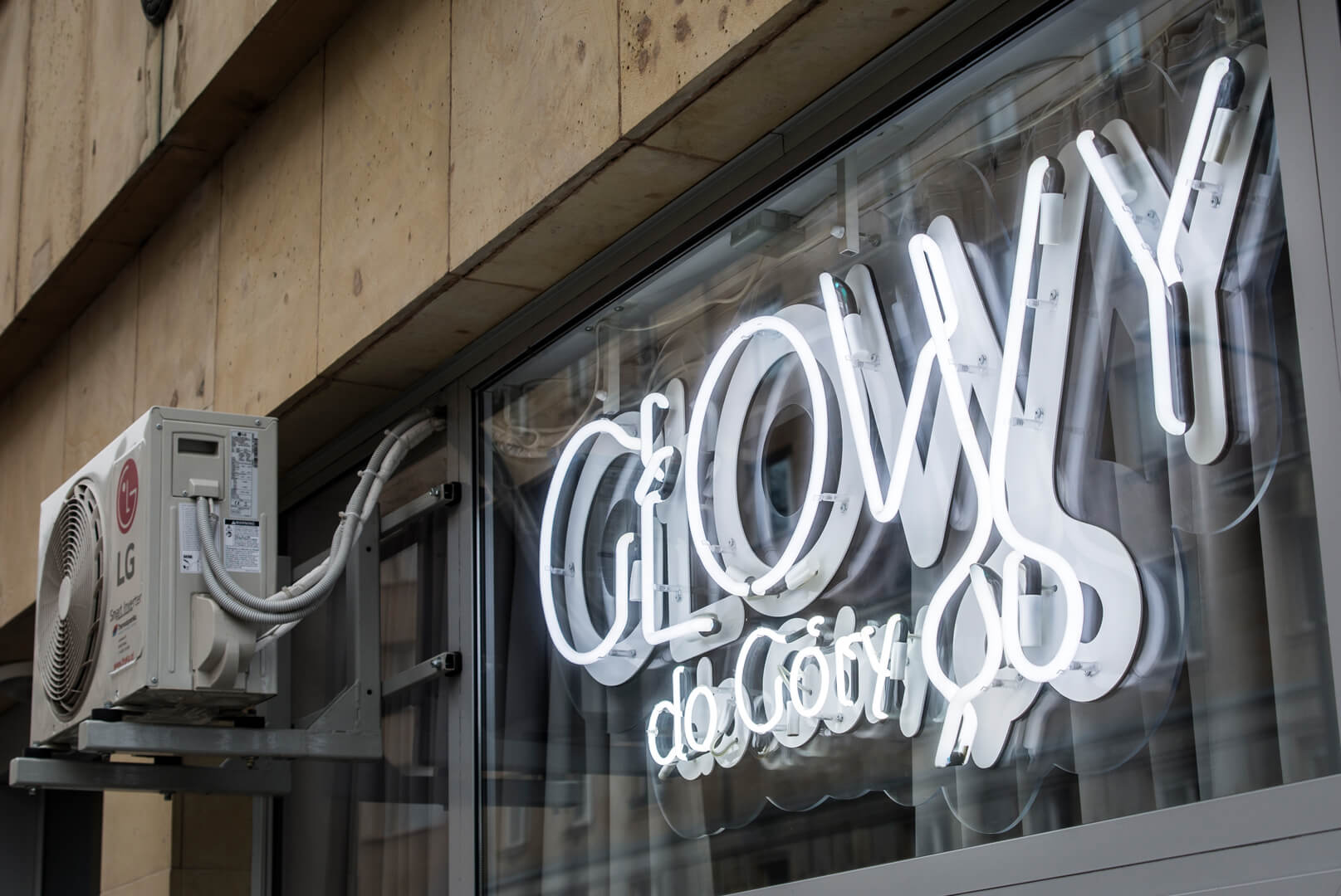 neon-glowy-do-gory-neon-na-plexi-neon-nad-wejsciem-neon-za-szyba-napis-neonowy-wewnatrz-logo-neonowe-litery-neonowe-nozyczki-salon-fryzjerski-warszawa-fryzjer